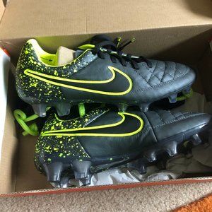 NWT Nike Tiempo Legend V FG